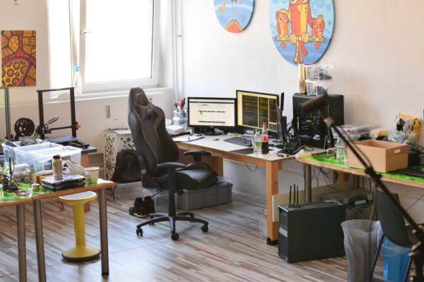MY Workplace at SLF, Nultiple Monitor Setup, VR Devices, 3D Printer in Background
