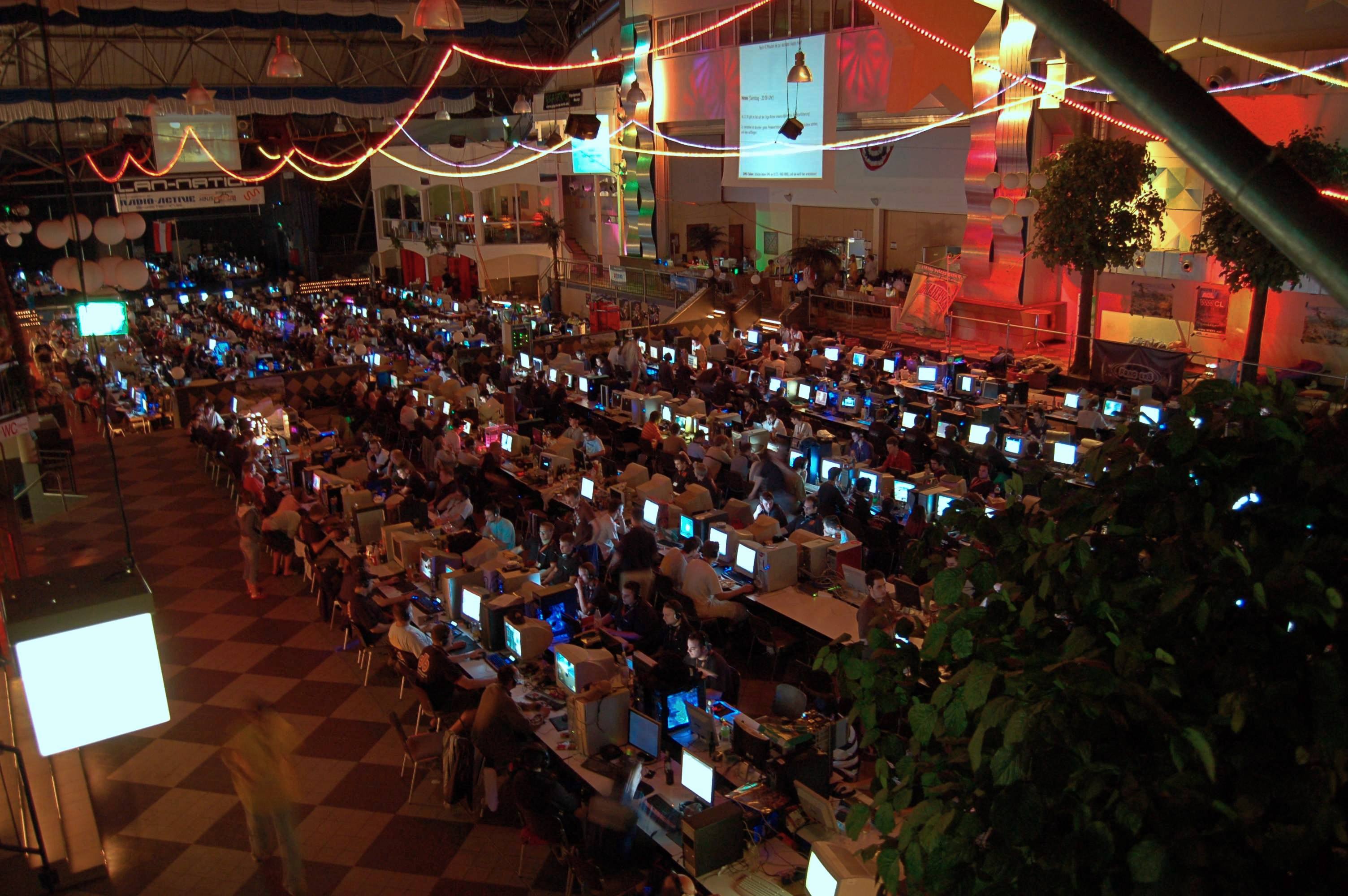 Eventhalle Geiselwind, filled with gamers, and almost all computers still with tube monitors.