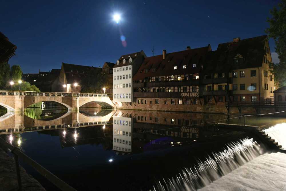 Eine Brücke über die Pegnitz in Nürnberg Stadt.
